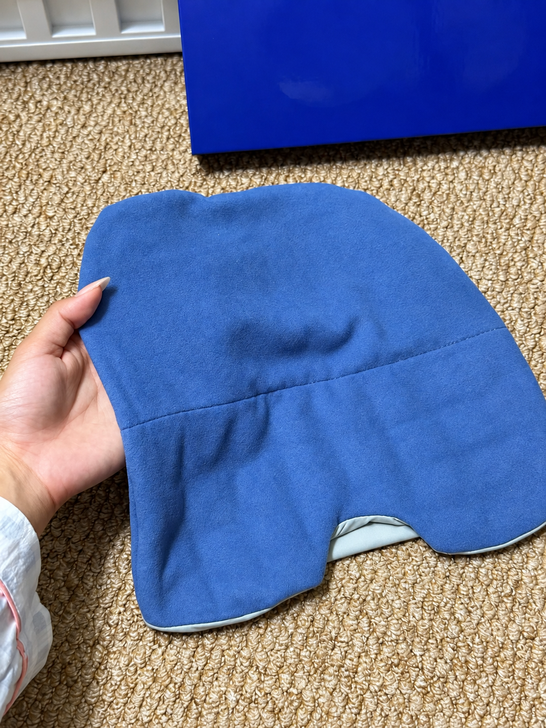 Close view of the blue weighted sleep hood
